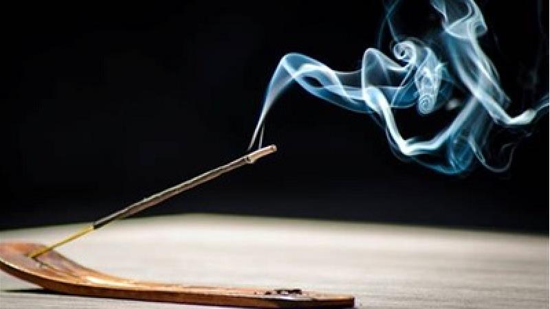 روشن کردن عود برای دور کردن انرژی منفی مفید است