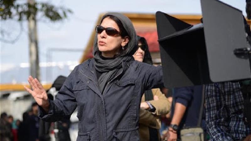 مونا زندی کارگردان فیلم بنفشه آفریقایی