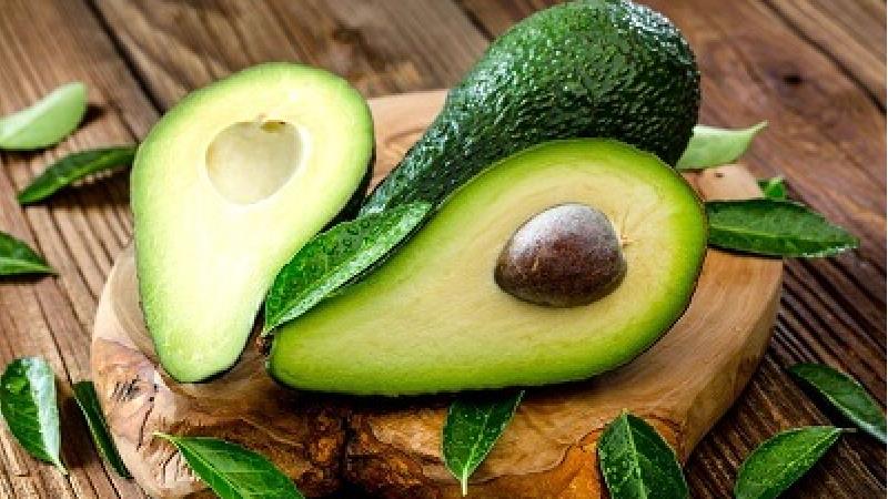 آووکادو از میوه های مفید برای رفع خشکی پوست است