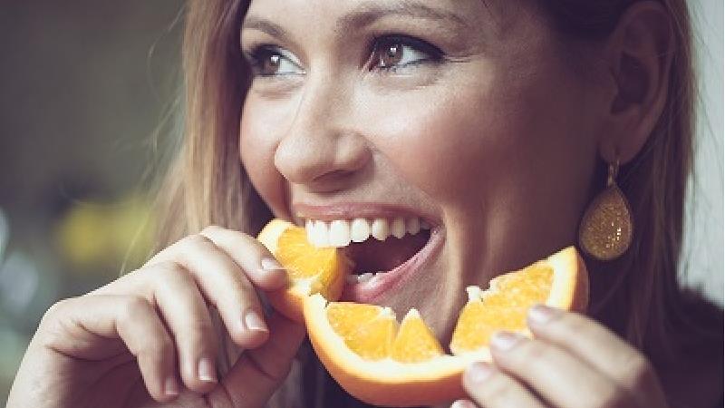 پرتقال به رفع تلخی دهان کمک می کند