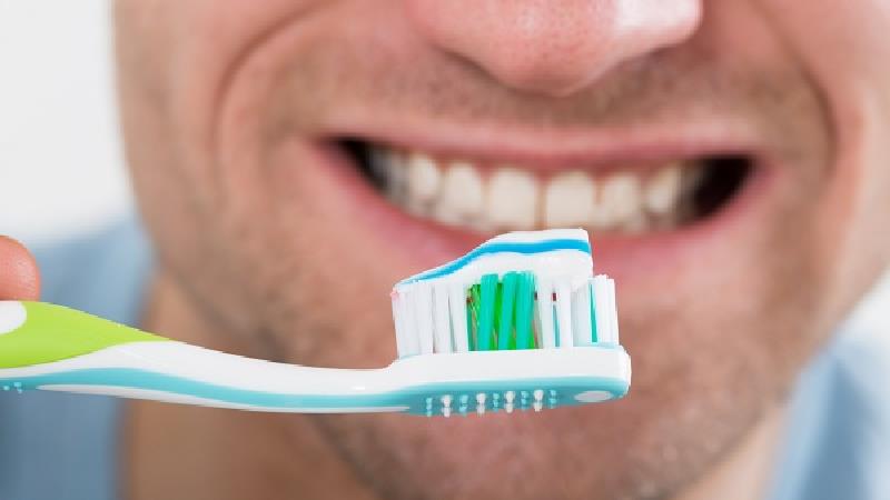 نزدن مسواک از دلایل اصلی تلخی دهان است