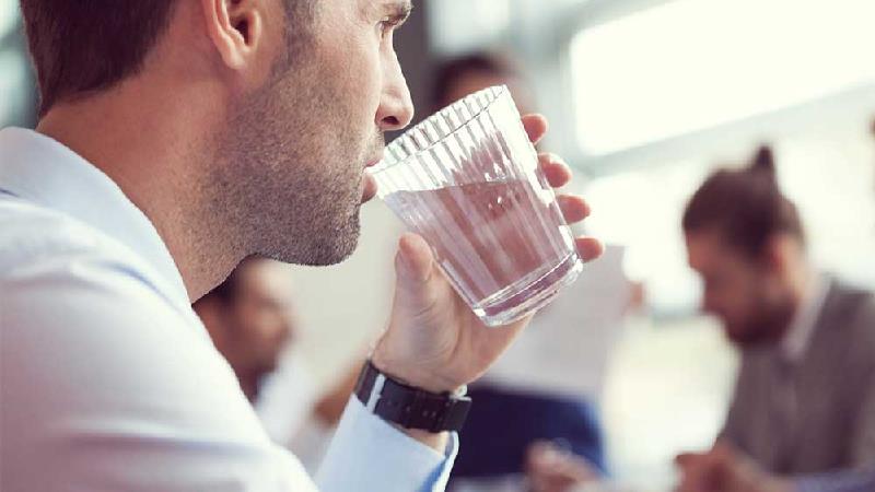 نوشیدن آب به درمان یبوست کمک می کند