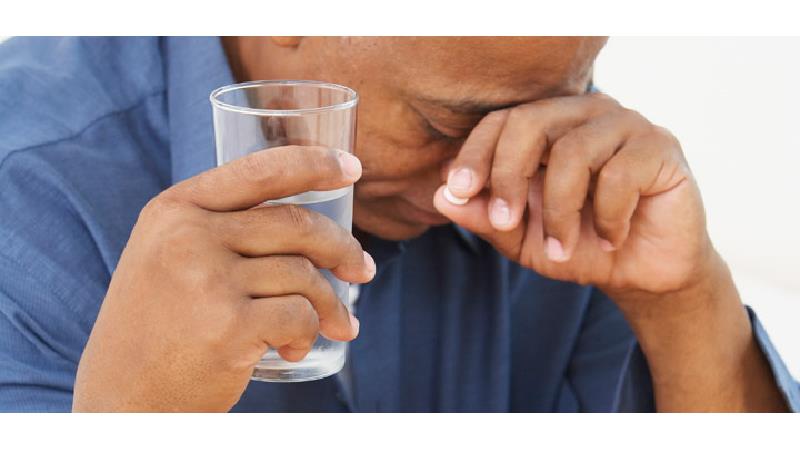 نوشیدن مایعات برای درمان آبریزش بینی مفید است