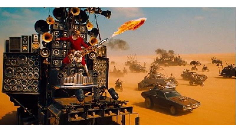 تفاوت اصلی «جاده خشم» با بیشتر اکشن‌های پیش و پس از خودش به لوکیشن‌های بکر و اکشن تقریبا بی‌مثالش محدود نمی‌شود.