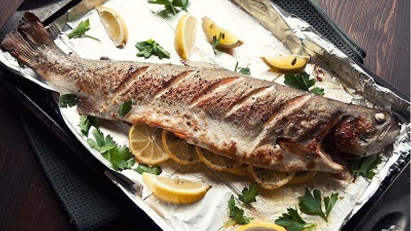 قزل آلای کبابی با گشنیز پلو خوشمزه می شود