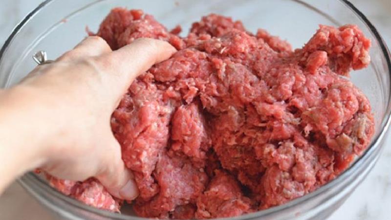 گوشت چرخ کرده لازم برای کباب کوبیده