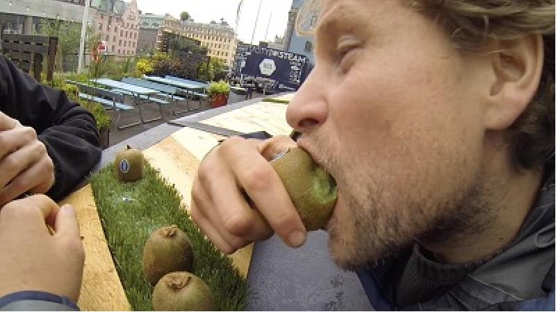 کیوی را با پوست بخوریم یا نه