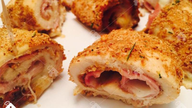 رول مرغ و ژامبون برای مهمانی دوستانه بسیار مناسب است