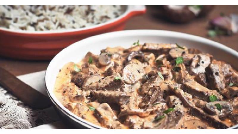 بیف استراگانف غذایی خوب برای مهمانی دوستانه محسوب می شود