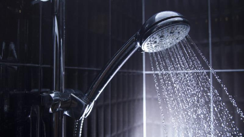 برای مراقبت از پوست خود با آب ولرم دوش بگیرید