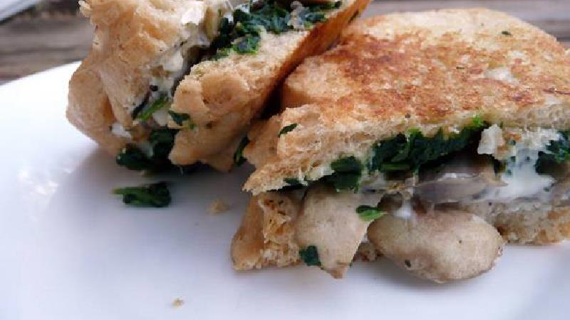 با اسفناج و قارچ می توانید ساندویچ درست کنید