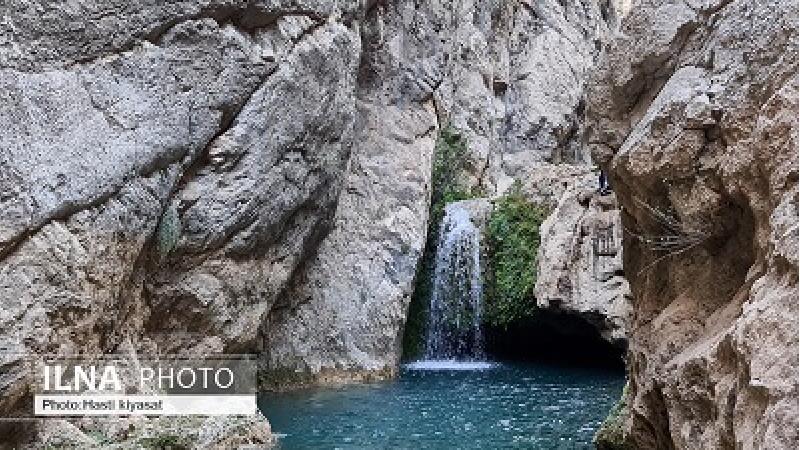 تنگه رغز آبشارهای بسیار زیبایی دارد