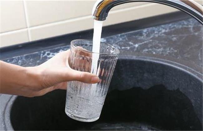 نوشیدن آب برای لاغر شدن صورت مفید است