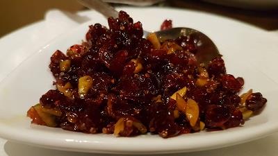 برای تفت دادن زرشک از شکر و زعفران استفاده کنید