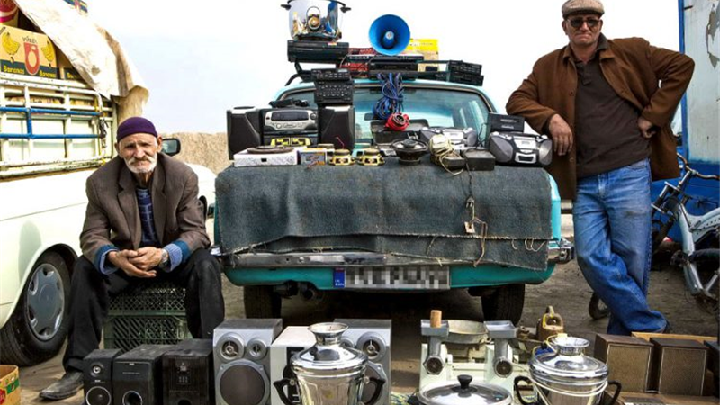 بازار خلازیر مرکز بزرگ فروش اجناس دست دوم در تهران است. بازاری شلخته و به هم ریخته که در آن همه چیز پیدا می‌شود. 