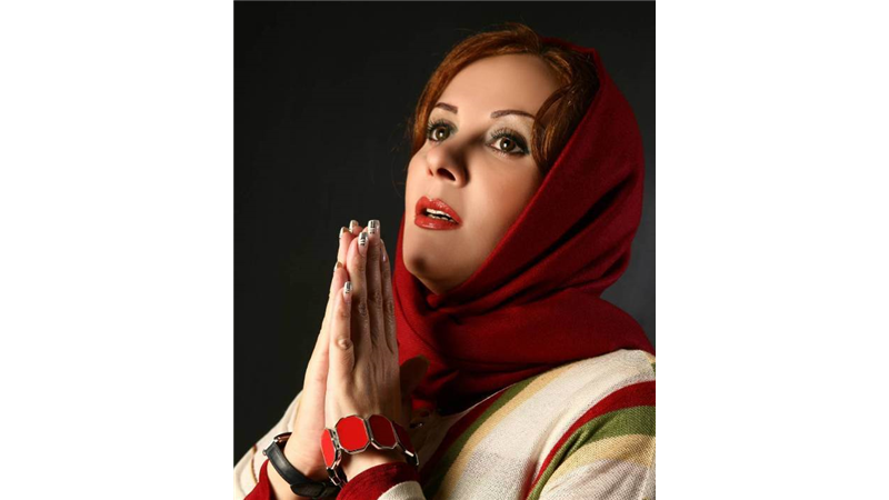 هوشنگ خسرومهر پدر شیوا معلم است و سالها در آموزش و پرورش خدمت کرده است