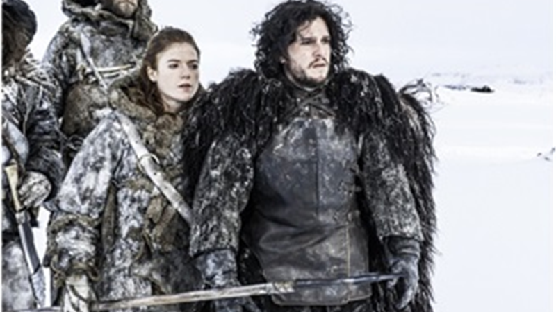 رز و کیت هرینگتون در سال ۲۰۱۲ در جریان فیلمبرداری این سریال با یکدیگر آشنا شدند و بالاخره در ماه ژوئن سال جاری میلادی باهم ازدواج کردند.