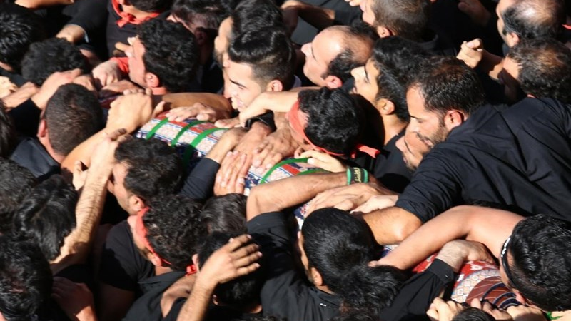 مراسم قالیشویان مشهد اردهال هر سال در دومین جمعه مهر برگزار می شود