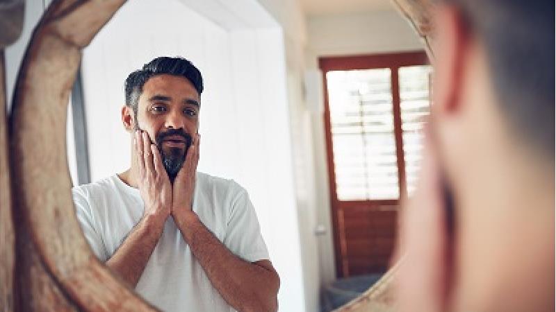 تمرین جلوی آیینه برای رفع کم رویی مفید است