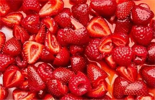 برای رفع خستگی پوست صورت از ماسک توت فرنگی استفاه کنید