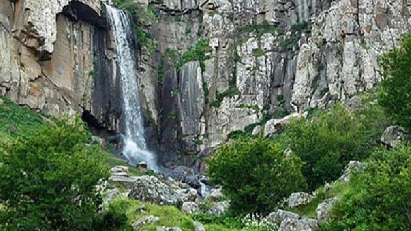 از آبشار ورزان تالش لذت ببرید