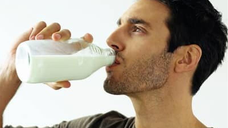 شیر گاو برای تامین ویتامین دی مفید است