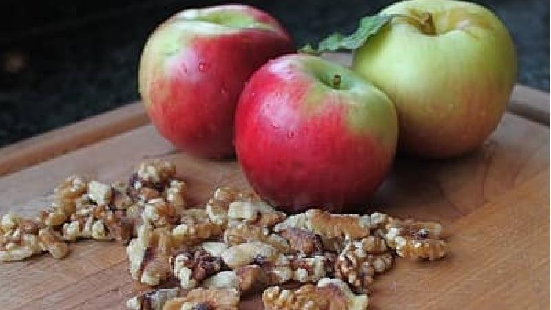 ترکیب سیب و گردو برای کم کردن تری گلیسیرید خون مفید است