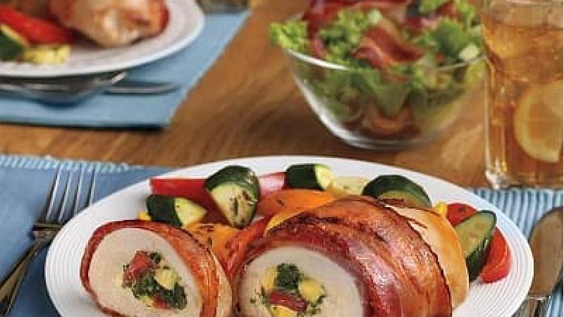 رولت با مرغ چرخ کرده بسیار خوشمزه است