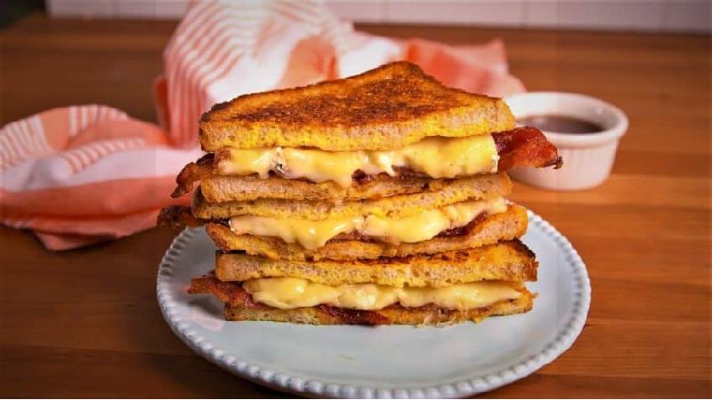 تست کالباس با پنیر پیتزا خیلی خوشمزه است