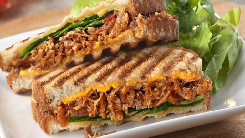 پینی مرغ یک غذای عالی با پنیر پیتزا