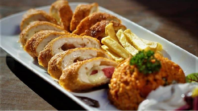 کیوسکی مرغ را با پنیر پیتزا درست می کنند