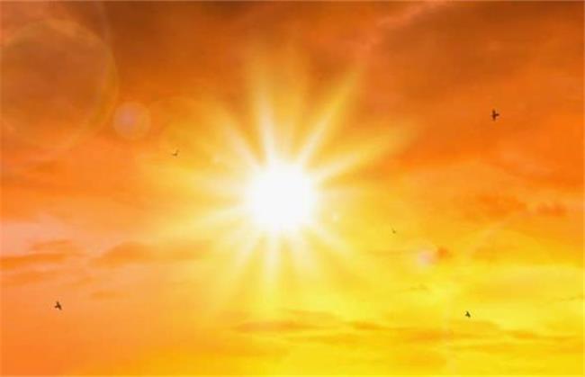 از پوست دور چشم خود در برابر نور خورشید مراقبت کنید