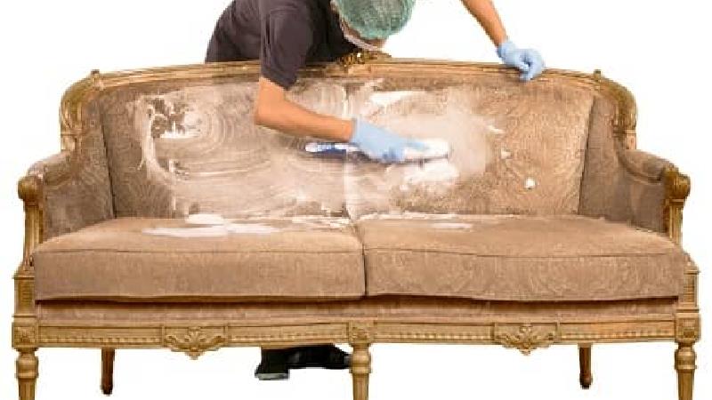 آب و صابون برای پاک کردن لکه های مبل مناسب است