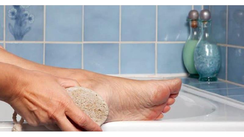 آیا پای ترک خورده را سنگ پا بکشیم