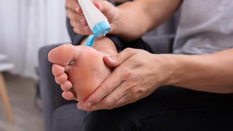 چرا کف پا ترک می خورد