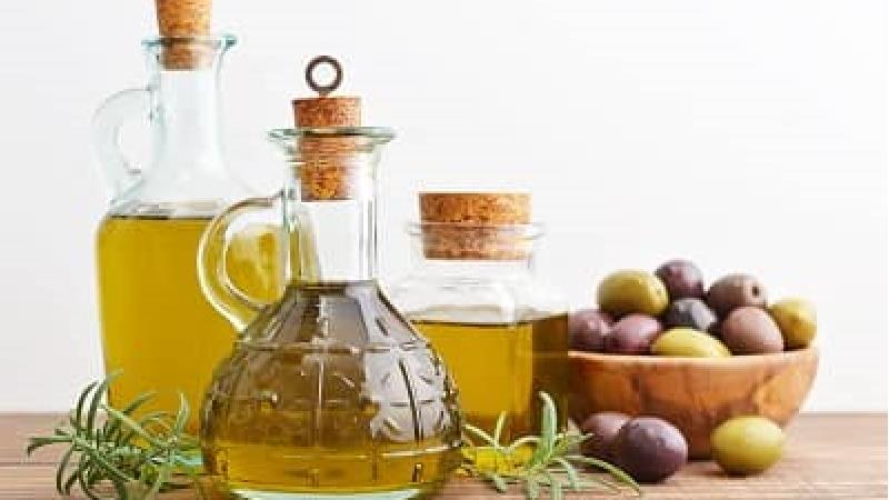 روغن زیتون به درمان ترک کف پا کمک می کند