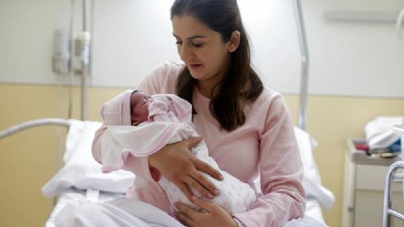 احتمال انتقال کرونا از مادر به نوزاد چقدر است
