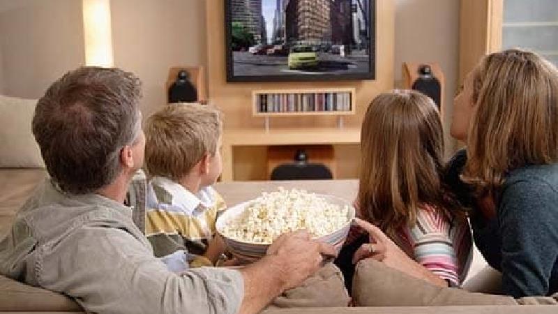 یکی از سرگرمی های جالب برای بچه ها تماشای دسته جمعی فیلم است