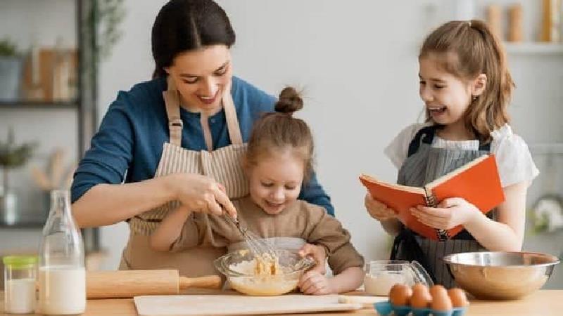 برای سرگرمی بچه ها در خانه آنها را در آشپزی همراه کنید