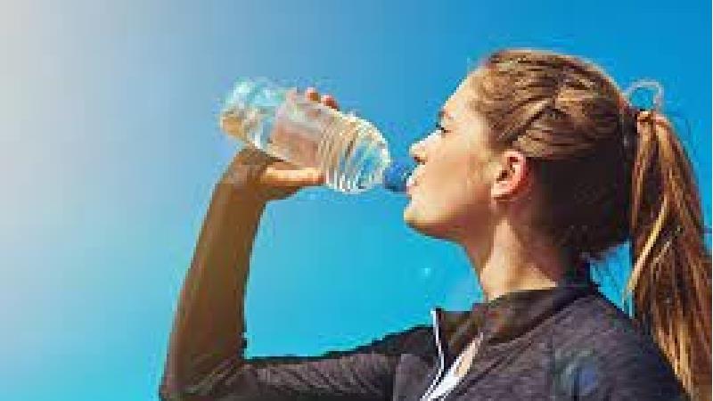 یکی از رازهای جوان ماندن آب نوشیدن است