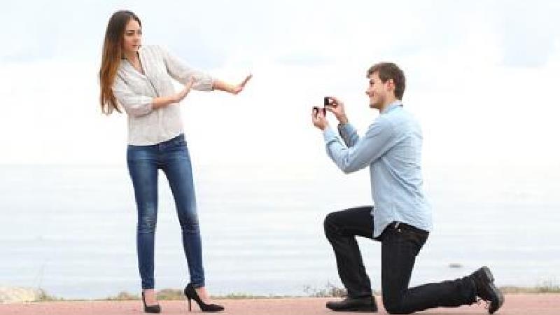 در برابر خواستگار سمج چه واکنشی نشان بدهیم