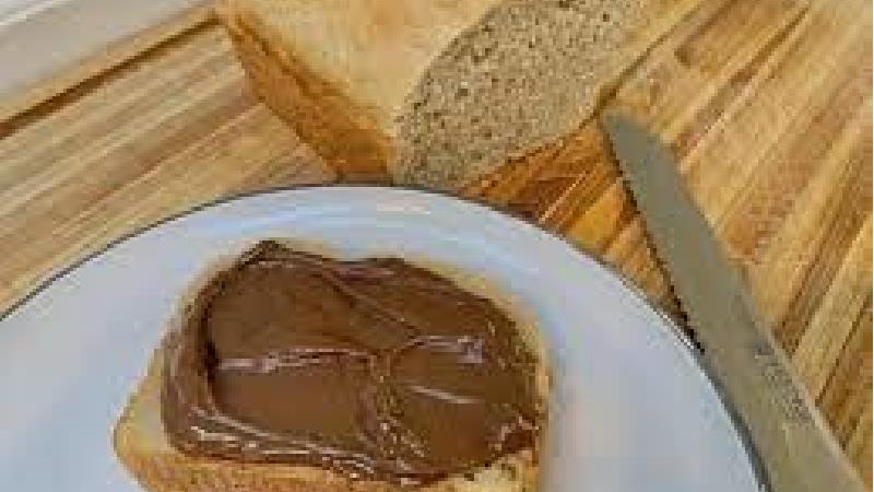 صبحانه به کودکان کره بادام زمینی و نان بدهید