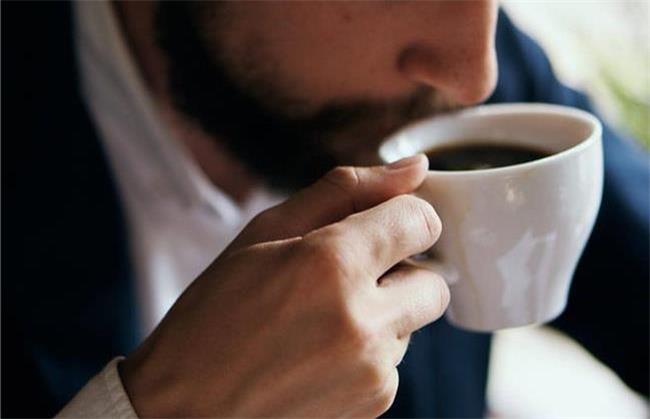 نوشیدن قهوه باعث زرد شدن دندان می شود