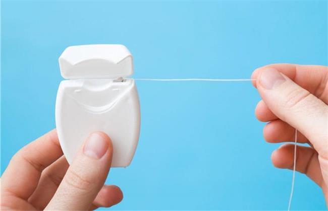 برای پیشگیری از زرد شدن دندان از نخ دندان استفاده کنید