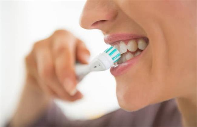 درست مسواک نکردن یکی از دلیل زرد شدن دندان است