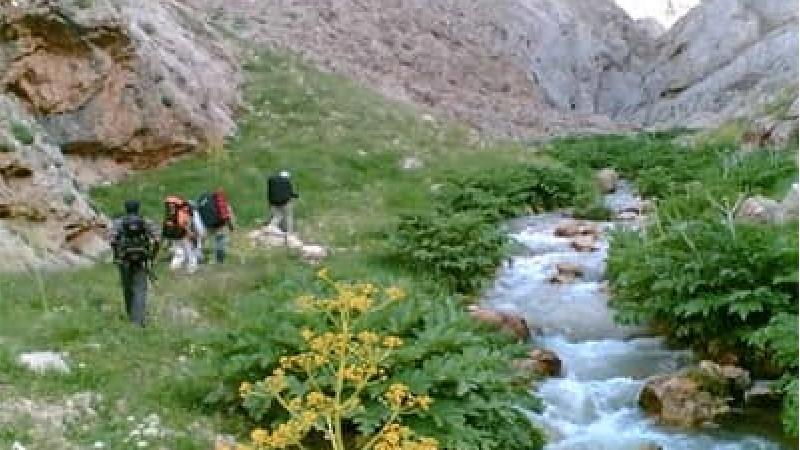 در روستای لزور می توانید کوهنوردی کنید