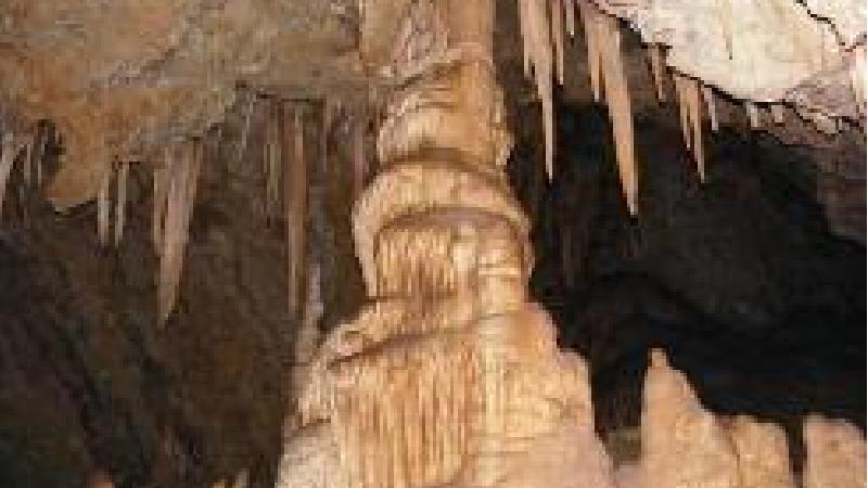 غار ایوب یکی از دیدنی های استان کرمان است