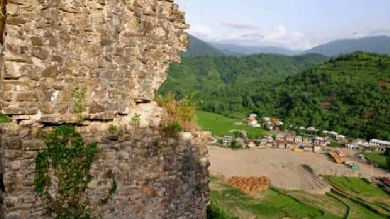 قلعه گردن رودسر از بناهای تاریخی مهم است