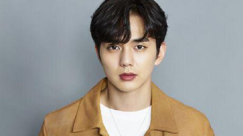 یو سئونگ هو  بازیگر کره ای نقش کانگ بوک سو در سریال قهرمان عجیب من