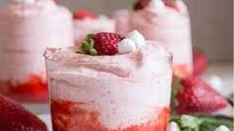 طرز تهیه موس توت فرنگی را یاد بگیرید